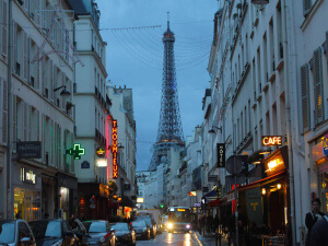Calle con vistas a la Torre Eiffel que ver en París