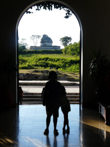 Mirando El Caracol en Chichen Itzá en Riviera Maya