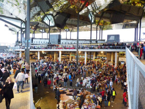 Vendedores ambulantes en el Mercado de los Encants de Barcelona